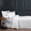 Lenjerie de pat Perry Steel Grey din bumbac egiptean Silk Satin 400 TC, alb cu gri, cu broderie fină și finisaje elegante.