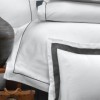 Lenjerie de pat Perry Steel Grey din bumbac egiptean Silk Satin 400 TC, alb cu gri, cu broderie fină și finisaje elegante.