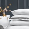 Lenjerie de pat Perry Steel Grey din bumbac egiptean Silk Satin 400 TC, alb cu gri, cu broderie fină și finisaje elegante.