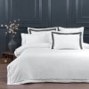Lenjerie de pat Perry Steel Grey din bumbac egiptean Silk Satin 400 TC, alb cu gri, cu broderie fină și finisaje elegante.