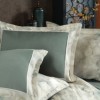 Lenjerie de pat Rivano Moonmist din bumbac egiptean Silk Satin 400 TC, verde fumuriu cu bordură pastelată, eleganță și confort premium.