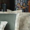 Lenjerie de pat Rivano Moonmist din bumbac egiptean Silk Satin 400 TC, verde fumuriu cu bordură pastelată, eleganță și confort premium.
