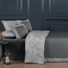 Lenjerie de pat Rivano Steel Grey din bumbac egiptean Silk Satin 400 TC, gri oțel cu bordură decorativă, confort și eleganță premium.