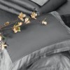 Lenjerie de pat Rivano Steel Grey din bumbac egiptean Silk Satin 400 TC, gri oțel cu bordură decorativă, confort și eleganță premium.