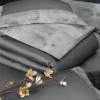 Lenjerie de pat Rivano Steel Grey din bumbac egiptean Silk Satin 400 TC, gri oțel cu bordură decorativă, confort și eleganță premium.