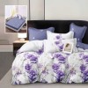 Lenjerie finet alba cu imprimeu flori lavanda si cearceaf mov inchis, pe pat modern