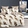 Lenjerie finet alb cu imprimeu pene naturale si cearceaf taupe, asezata pe pat modern
