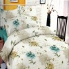Lenjerie de pat dublu bumbac 100%, model floral elegant cu flori albastre și crem pe fundal alb, decorată cu texte romantice.
