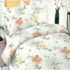 Lenjerie de pat dublu bumbac 100% Floral Peach cu imprimeu de flori piersică și verde pe fundal alb cu motive decorative și inscripții elegante