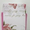 Lenjerie de pat dublu bumbac 100%, model floral elegant cu flori roz și crem pe fundal alb, decorată cu texte romantice.