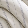 Lenjerie de pat dublu bumbac 100% Nazenin Home, Slub Ranforce Natur, cu dungi subțiri de culoare denim pe fundal crem.