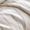 Lenjerie de pat dublu bumbac 100% Nazenin Home, Slub Ranforce Natur, cu dungi subțiri de culoare antracit pe fundal crem.