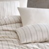 Lenjerie de pat dublu bumbac 100% Nazenin Home, Slub Ranforce Natur, cu dungi subțiri de culoare antracit pe fundal crem.