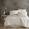 Lenjerie de pat dublu bumbac 100% Nazenin Home, Slub Ranforce Natur, cu dungi subțiri de culoare antracit pe fundal crem.