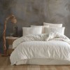 Lenjerie de pat Nazenin Home Slub Ranforce Natur Grey, 100% bumbac natural cu dungi subtile gri, oferind un stil simplu și elegant, ideal pentru un somn reconfortant într-un mediu natural și relaxant.