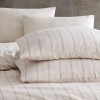 Lenjerie de pat dublu bumbac 100% Nazenin Home, Slub Ranforce Natur, cu dungi subțiri de culoare roșie pe fundal crem.