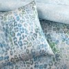 Set lenjerie de pat dublu Arwen TAC din bumbac 100 % ranforce, imprimeu leopard în nuanțe de albastru și verde pe fond ivoire