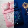 Lenjerie de pat dublu bumbac 100% ranforce fosforescentă TAC Orkide cu design floral roz.