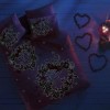 Lenjerie de pat dublu fosforescentă cu design romantic de trandafiri și inimioare roșii pe fundal roz, bumbac 100% ranforce