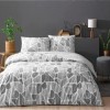 Lenjerie de pat din bumbac 100% ranforce model Alvy cu design abstract de pietre în nuanțe de gri deschis și închis.