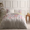Lenjerie de pat dublu din bumbac ranforce cu model floral multicolor, flori delicate în nuanțe de roz, mov, portocaliu și verde pe fundal alb