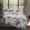 Lenjerie de pat dublu din bumbac ranforce cu model floral colorat, flori mari în nuanțe de roșu, albastru, mov și galben, cu frunze verzi pe fundal alb