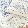 Lenjerie de pat Tac din bumbac 100% ranforce, design floral în alb, albastru și galben, cu margarete delicate