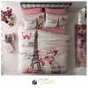 Lenjerie de pat dublu bumbac 100% Ranforce TAC Giselle Paris cu design parizian cu Turnul Eiffel, fluturi și scrisori în nuanțe de roz și negru pe fundal alb.