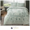 Lenjerie de pat dublu bumbac 100%, model elegant cu motive florale în nuanțe de verde mentă pe fundal alb.