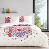 Lenjerie de pat TAC Holmes din bumbac 100% ranforce, design floral cu flori colorate în nuanțe de roșu, roz, mov și albastru pe fundal alb