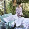 Lenjerie de pat dublu din bumbac 100% ranforce, model TAC Juliane, cu motive florale delicate în nuanțe de alb și pastel.