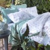 Lenjerie de pat dublu din bumbac 100% ranforce, model TAC Juliane, cu motive florale delicate în nuanțe de alb și pastel.