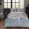 Lenjerie de pat dublu din bumbac ranforce cu model floral în nuanțe de albastru și mov, flori mari și frunze stilizate pe fundal albastru degrade