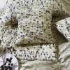 Lenjerie de pat dublu bumbac 100% reciclat TAC Reborn Disa cu design abstract de puncte în nuanțe gri și bej pe fundal alb