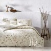 Set lenjerie de pat cu imprimeu floral pe fundal alb, decor rustic