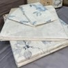 Lenjerie de pat dublu bumbac 100% reciclat TAC Reborn Naia cu design floral în nuanțe de gri și alb pe fundal bej