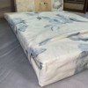 Lenjerie de pat dublu bumbac 100% reciclat TAC Reborn Naia cu design floral în nuanțe de gri și alb pe fundal bej