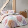 Lenjerie de pat dublu din bumbac ranforce cu model abstract de cercuri colorate în nuanțe de portocaliu, mov, roz și verde pe fundal alb