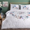 Lenjerie de pat dublu din bumbac 100% ranforce cu design floral în nuanțe de albastru, mov și verde pe fundal alb