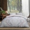 Lenjerie de pat dublu din bumbac 100% ranforce, model Valeria, cu design floral și geometric în nuanțe de gri și roz.