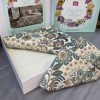Lenjerie de pat din bumbac 100% ranforce model Valeria cu design floral detaliat în nuanțe de bej, verde și maro.