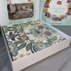 Lenjerie de pat din bumbac 100% ranforce model Valeria cu design floral detaliat în nuanțe de bej, verde și maro.