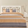 Lenjerie de pat Vera din bumbac 100% ranforce, brand Tac, cu design în dungi în tonuri de maro și gri, ideală pentru un decor modern și elegant.