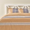 Lenjerie de pat Vera din bumbac 100% ranforce, brand Tac, cu design în dungi în tonuri de maro și gri, ideală pentru un decor modern și elegant.