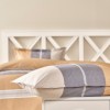Lenjerie de pat Vera din bumbac 100% ranforce, brand Tac, cu design în dungi în tonuri de maro și gri, ideală pentru un decor modern și elegant.
