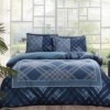 Lenjerie de pat satin de lux Luana cu design geometric alb pe fundal albastru, set de 4 piese