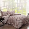 Lenjerie de pat satin de lux Avril cu design geometric alb pe fundal maro, set de 4 piese