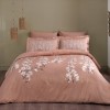 Lenjerie pat bumbac satinat 100% cu flori albe pe fundal maro, model Ronna, 6 piese