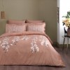 Lenjerie pat bumbac satinat 100% cu flori albe pe fundal maro, model Ronna, 6 piese
