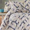 Lenjerie de pat dublu cu imprimeu geometric bej, albastru si gri, din bumbac 100% creponat, set de 4 piese.